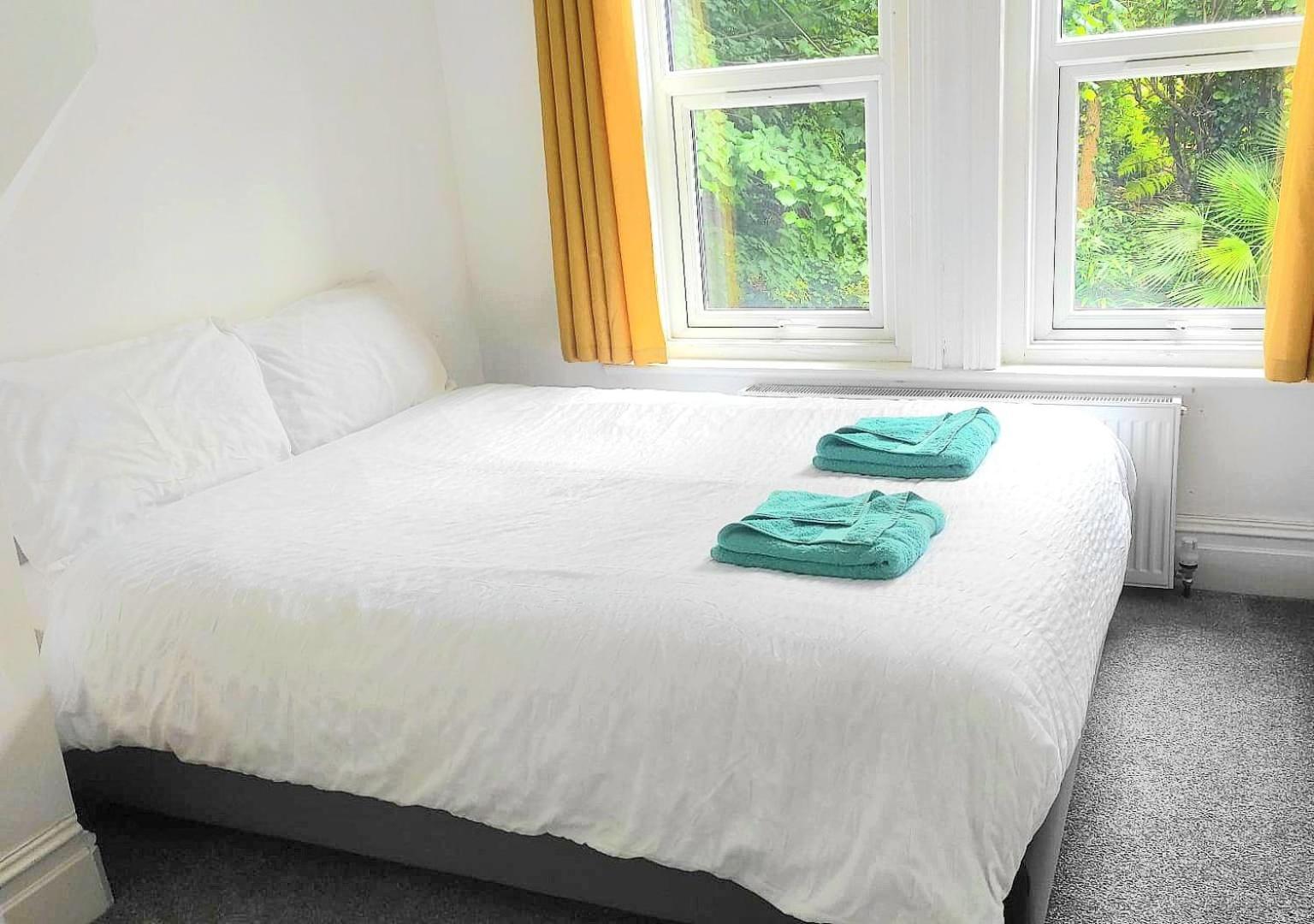Flat-B, 4 Adults, 20 Mins To Beach, Netflix, Wifi, Sleeps 4 Adults Bournemouth Exterior photo