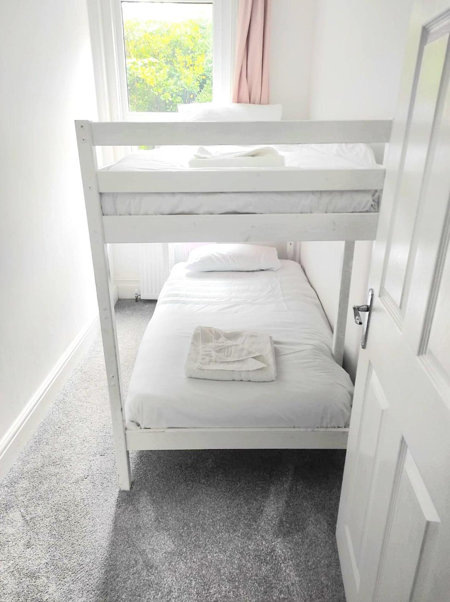 Flat-B, 4 Adults, 20 Mins To Beach, Netflix, Wifi, Sleeps 4 Adults Bournemouth Exterior photo
